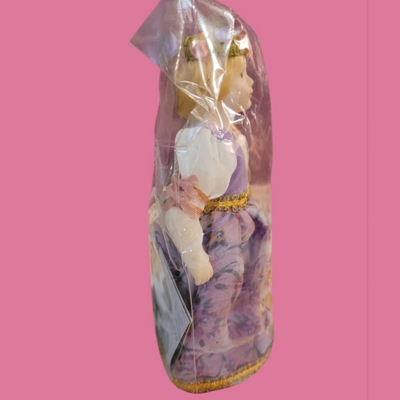 NIB VINTAGE 1986 AVON FAIRY TALE COLLECTION RAPUNZEL PORCELAIN DOLL - Picture 4 of 8